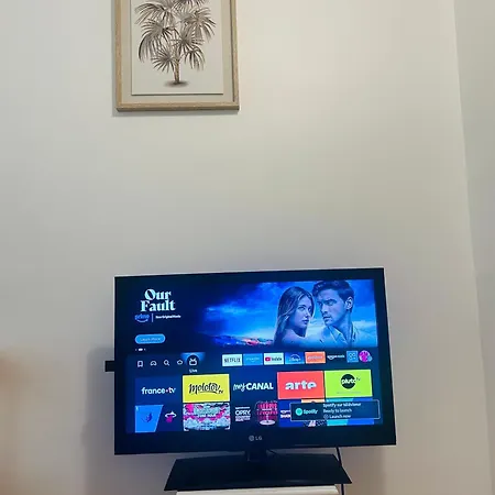 ホームステイ Comfort Parisian And Sofa Bed 1 Min To Metro M4 & T3a パリ